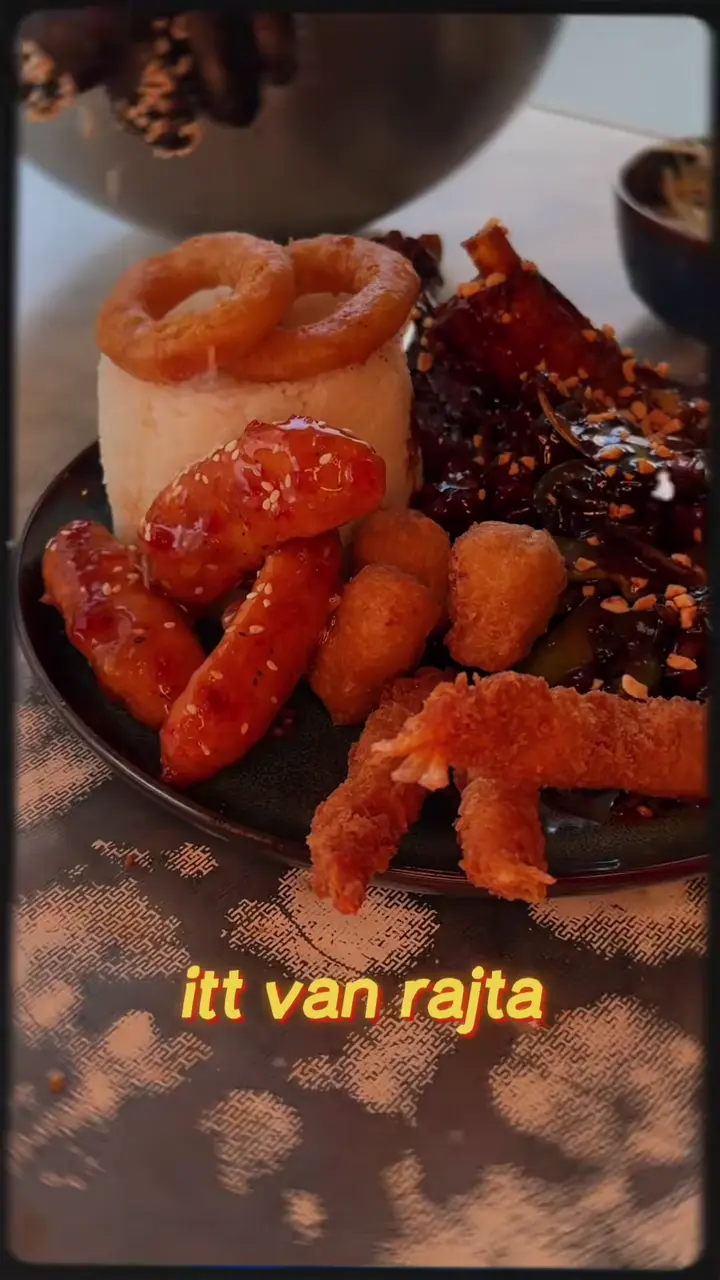 Tuan egy tál étel előtt, felirat: az OMI Ázsia