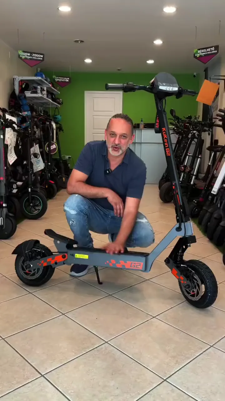 Elektromos roller kijelzője közelről a műhelyben