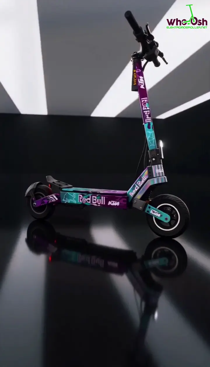 AI-kép: dekorált elektromos roller stúdiófényben, tükröző padlón