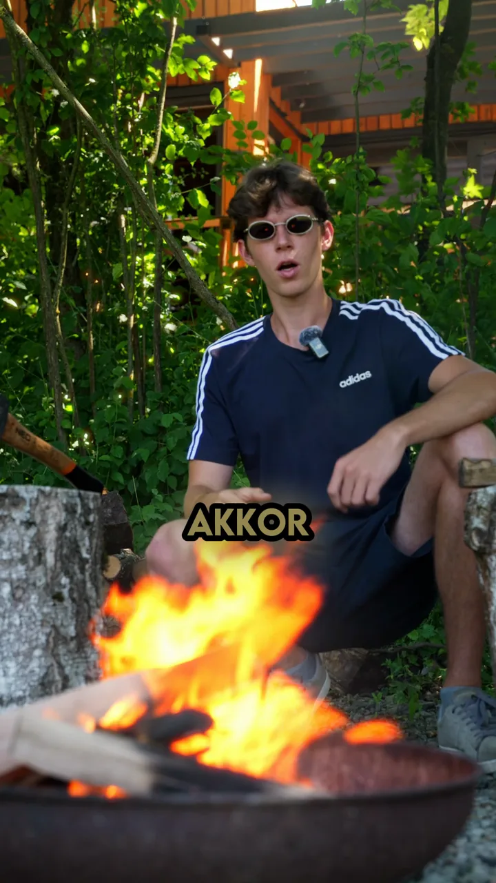 Tűzrakó és szauna a faházak között